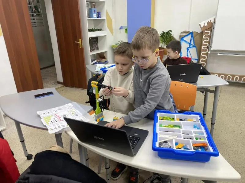 Дети собирают LEGO-робота в Роббурге