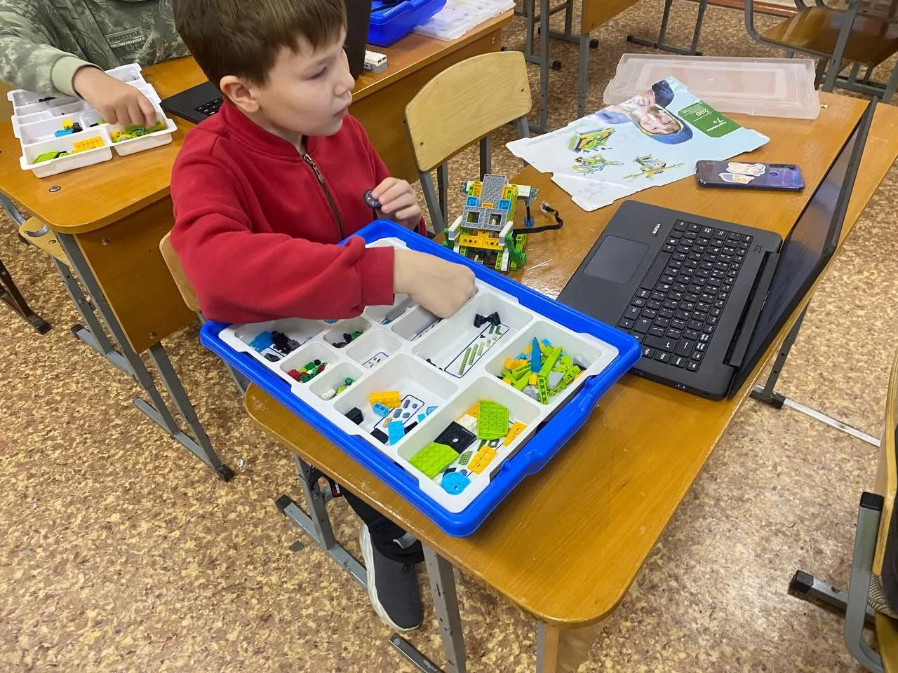 Дети программируют в Scratch на занятии в Роббурге