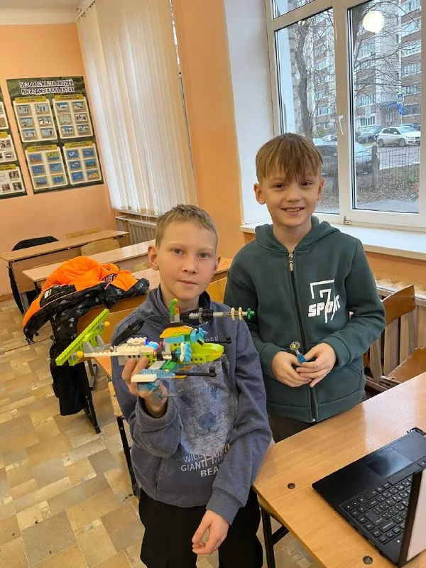 Урок программирования Scratch в клубе Роббург